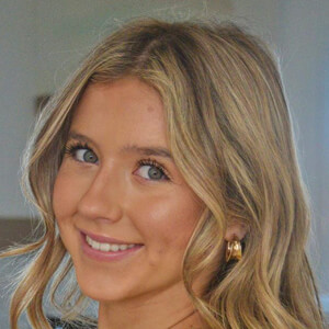 Hannah Lowery Headshot 14 of 17