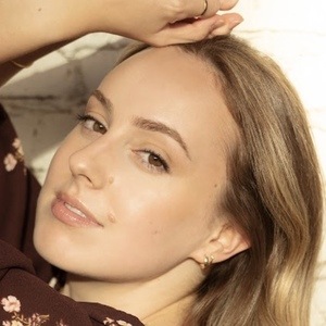 Hannah Warling Headshot 2 of 4