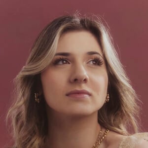 Hanniou Headshot 2 of 7