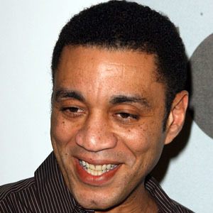 Cabello Café/Negro y peinado clásico de Harry Lennix  en 2024