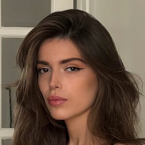 Héloïse Guillet Headshot 3 of 6