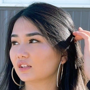Helen Li Headshot 2 of 13