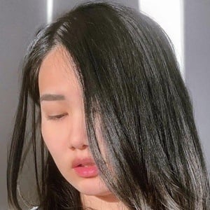 Helen Li Headshot 6 of 13