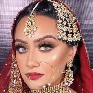 Henna Ahmed Headshot 9 of 10