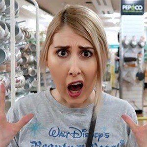 Holly Vlogs Headshot 3 of 9