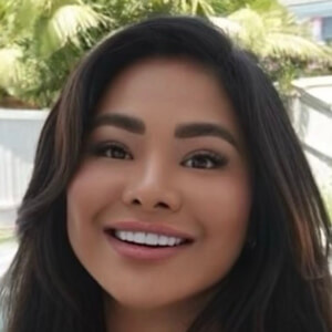 Iris Au Headshot 6 of 10