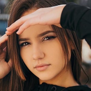 Isabela Fernandez Headshot 5 of 10