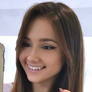 Isabela Fernandez Headshot 6 of 10