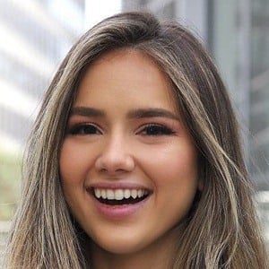 Isabela Fernandez Headshot 9 of 10