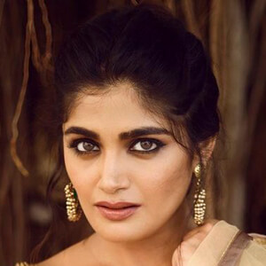 Isha Keskar Headshot 6 of 13