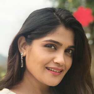 Isha Keskar Headshot 8 of 13