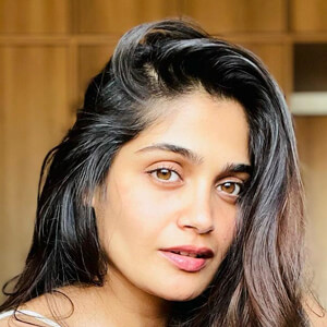 Isha Keskar Headshot 9 of 13