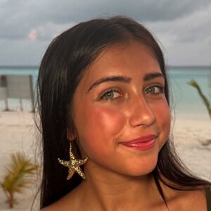 Isla Anne Headshot 2 of 6
