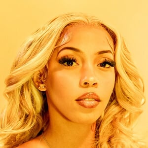 ItsLovelyJules Headshot 4 of 6