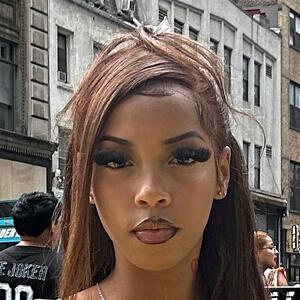 ItsLovelyJules Headshot 5 of 6