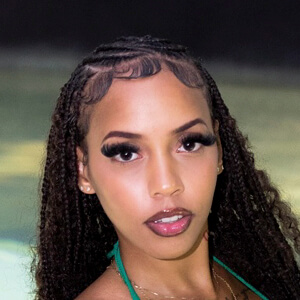 ItsLovelyJules Headshot 6 of 6