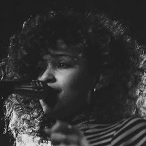 Izzy Bizu Headshot 6 of 10