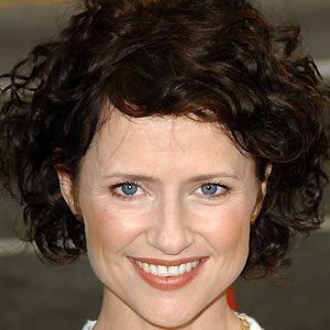 Jean Louisa Kelly - Bio, Family, Trivia | Famous Birthdays