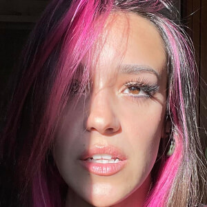 Jenni Hiles Headshot 7 of 8