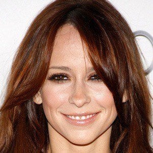 Jennifer Love Hewitt at age 32