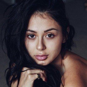 Jenny Ruiz - Age, Family, Bio | Famous Birthdays