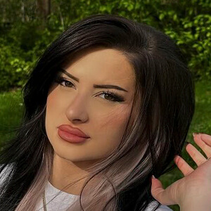 Jess Hengel Headshot 7 of 7