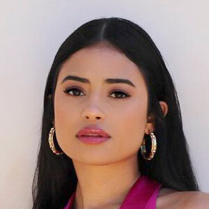 Jessenia Cruz Headshot 5 of 7