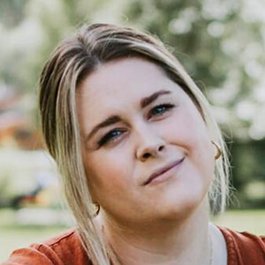 Jessica Sara Morris Headshot 3 of 5