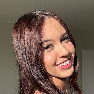 Jheny Castiell Headshot 2 of 5