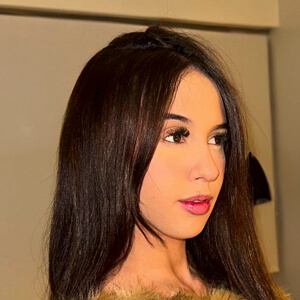 Jheny Castiell Headshot 5 of 5