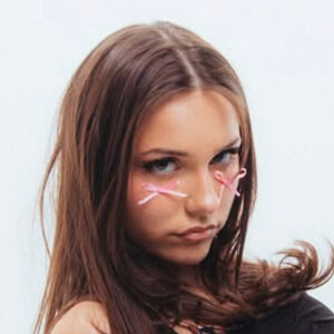Jolina Louise Headshot 9 of 9