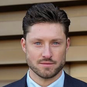 Julian Piket Headshot 4 of 9