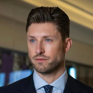 Julian Piket Headshot 8 of 9