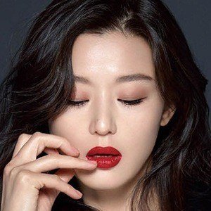 Jun Ji-hyun Headshot 4 of 10