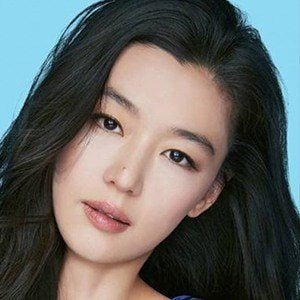 Jun Ji-hyun Headshot 5 of 10