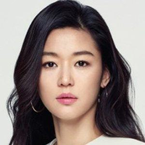 Jun Ji-hyun Headshot 6 of 10