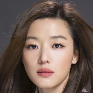 Jun Ji-hyun Headshot 7 of 10