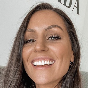 Kath Kalz Headshot 6 of 10