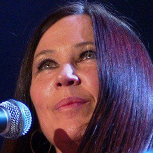 Kathy Valentine - Bio, Family, Trivia | Famous Birthdays