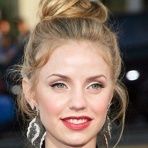 Kelli Garner - Bio, Family, Trivia | Famous Birthdays
