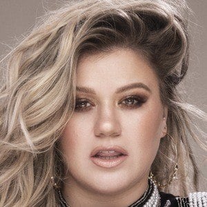 Kelly Clarkson Headshot 3 of 9