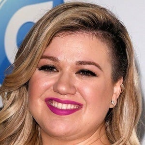 Kelly Clarkson Headshot 5 of 9