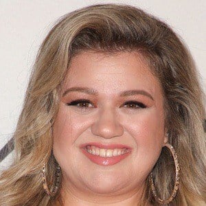 Kelly Clarkson Headshot 9 of 9