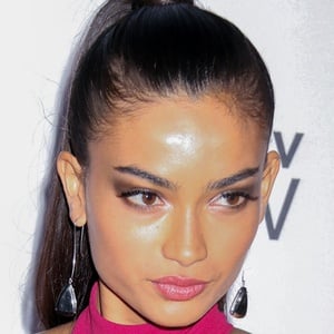 Kelly Gale Headshot 5 of 5