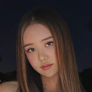 Kim Nayoon Headshot 5 of 6