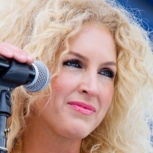 Kimberly Schlapman - Bio, Family, Trivia | Famous Birthdays