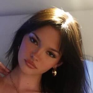 Kynzie Naquin Headshot 4 of 5