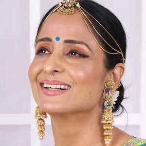 Lataa Saberwal Headshot 4 of 5