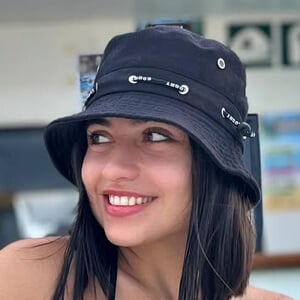 Laura Herrera Headshot 3 of 6