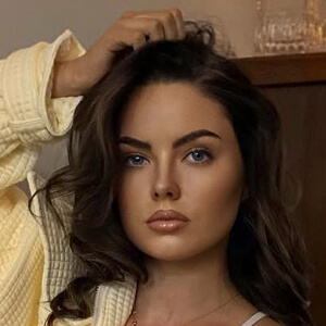 Laura Robinson Headshot 4 of 6
